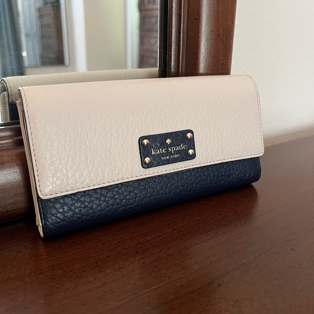 EUC Kate Spade Two-Tone Cream and Navy Wallet